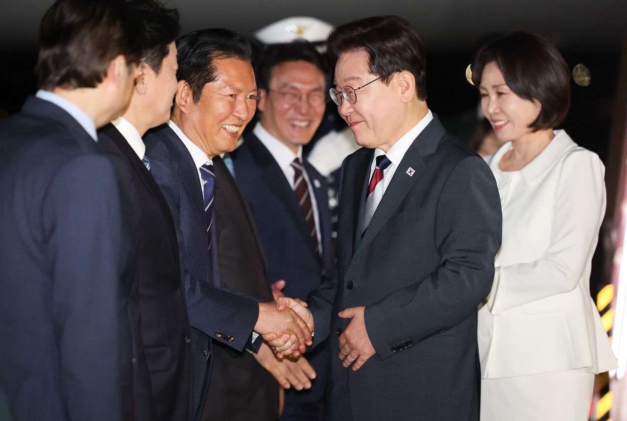 지난 4월 24일 인도·베트남 국빈 방문 일정을 마치고 귀국한 이재명 대통령이 24일 성남 서울공항에서 환영나온 정청래 더불어민주당대표와 인사하는 모습. 뉴스1