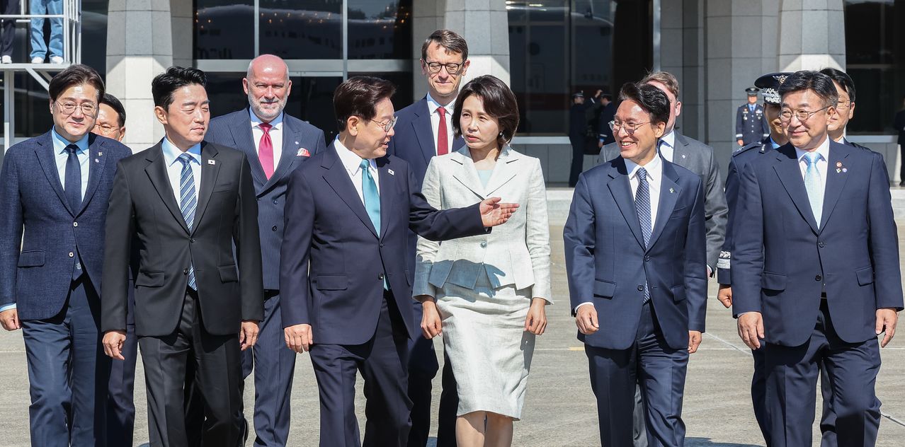 G7 정상회의 참석차 유럽 순방 일정에 나선 이재명 대통령과 김혜경 여사가 9일 경기 성남 서울공항에서 공군1호기로 이동하고 있다. 뉴스1