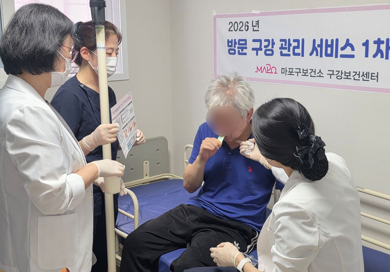 지난달 27일 서울 마포구보건소 소속 박정미 치과의사와 장영은·강혜린 치과위생사가 현씨 집을 찾아 구강 건강 상태를 점검했다. 채혜선 기자 