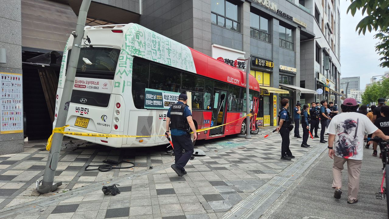 지난 7일 오후 세종시 도담동 한 도로에서 간선급행버스체계(BRT) 버스가 상가 건물로 돌진하는 사고가 발생해 운전자와 승객 등 2명이 다쳐 병원에서 치료받고 있다. 사진은 사고 현장 모습. 연합뉴스