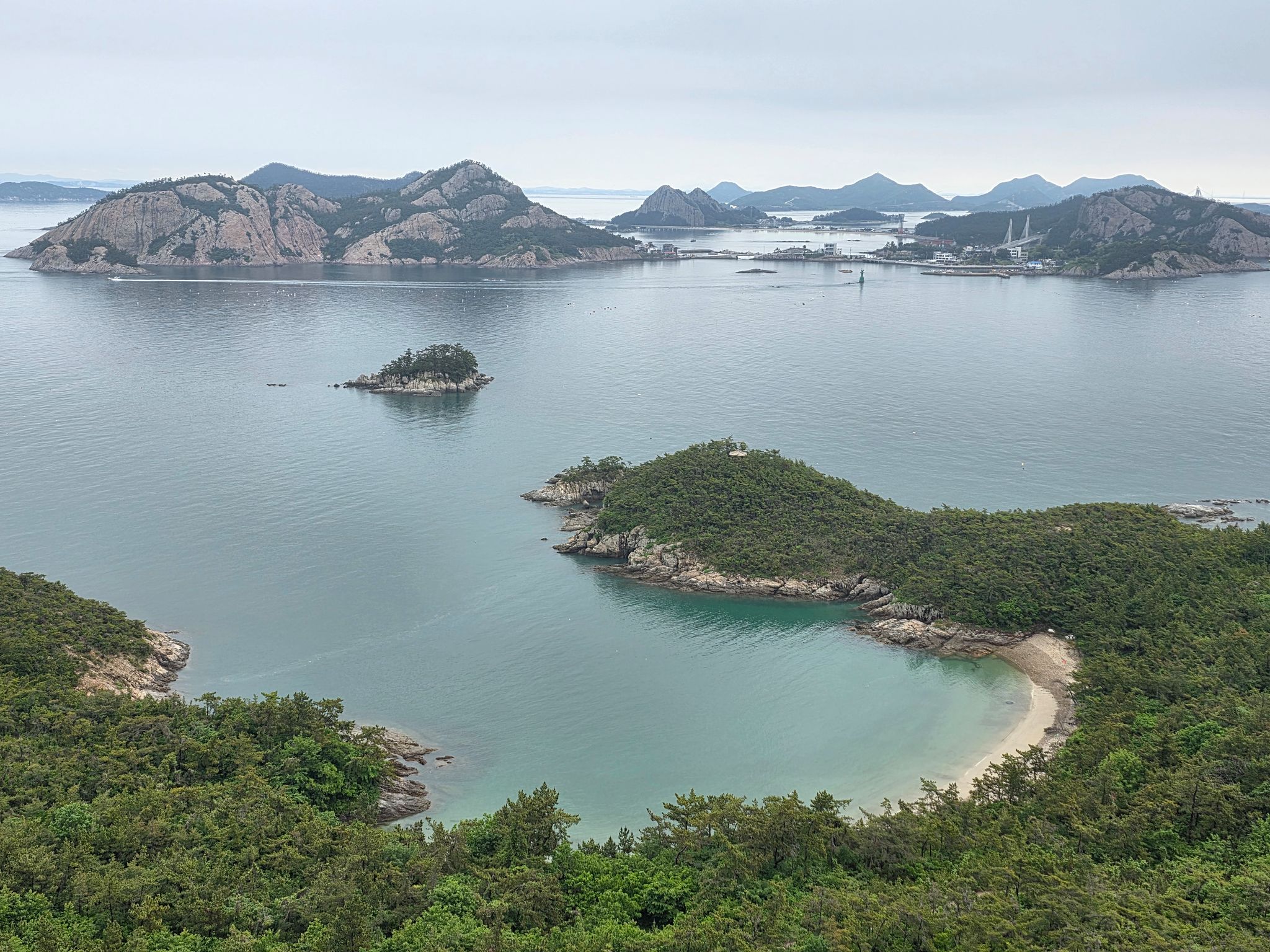 관리도 언덕에서 바라본 선유도 일대의 풍경. 관리도는 고군산군도 전체를 조망하는 전망대다. 