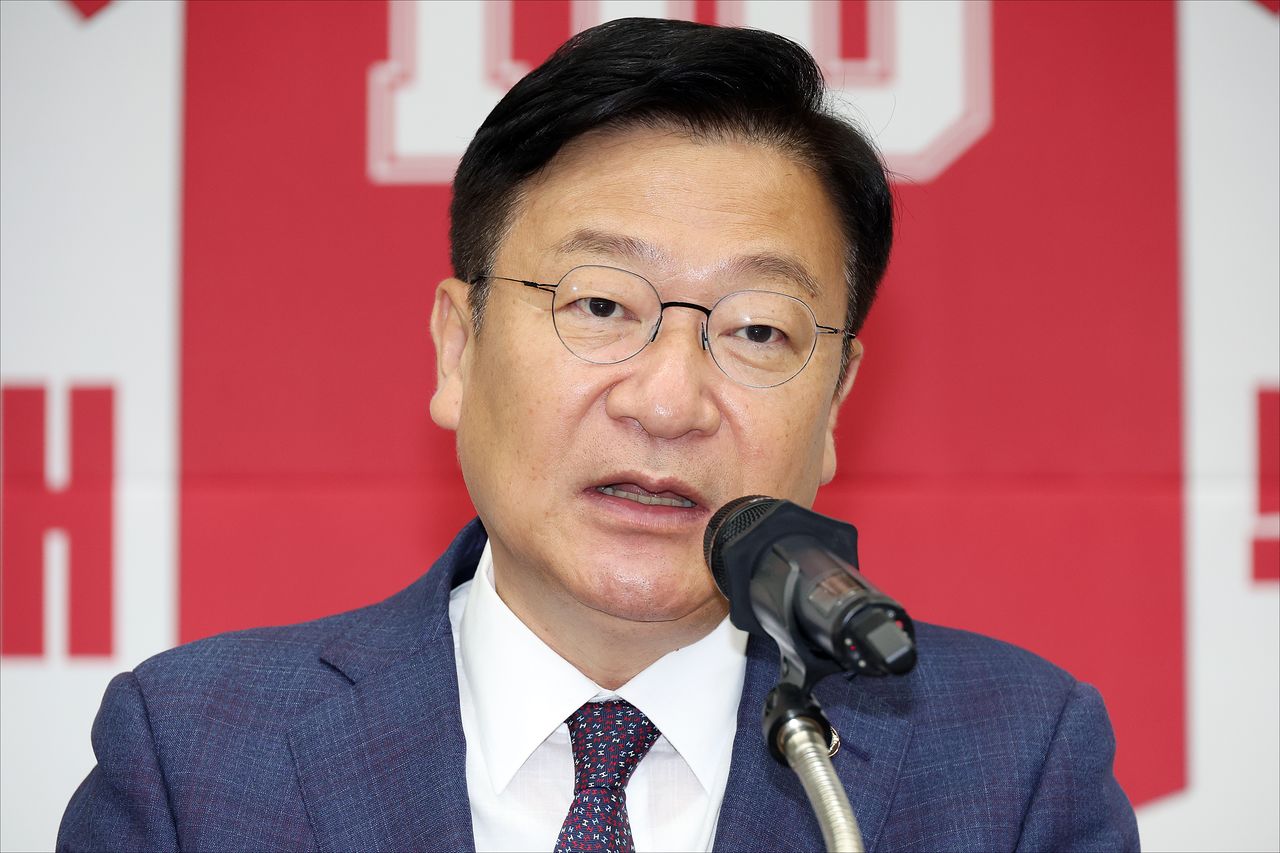 결선투표 끝에 당선된 국민의힘 신임 정점식 원내대표가 10일 국회에서 열린 원내대표 선출을 위한 의원 총회에서 당선 소감을 말하고 있다. 연합뉴스