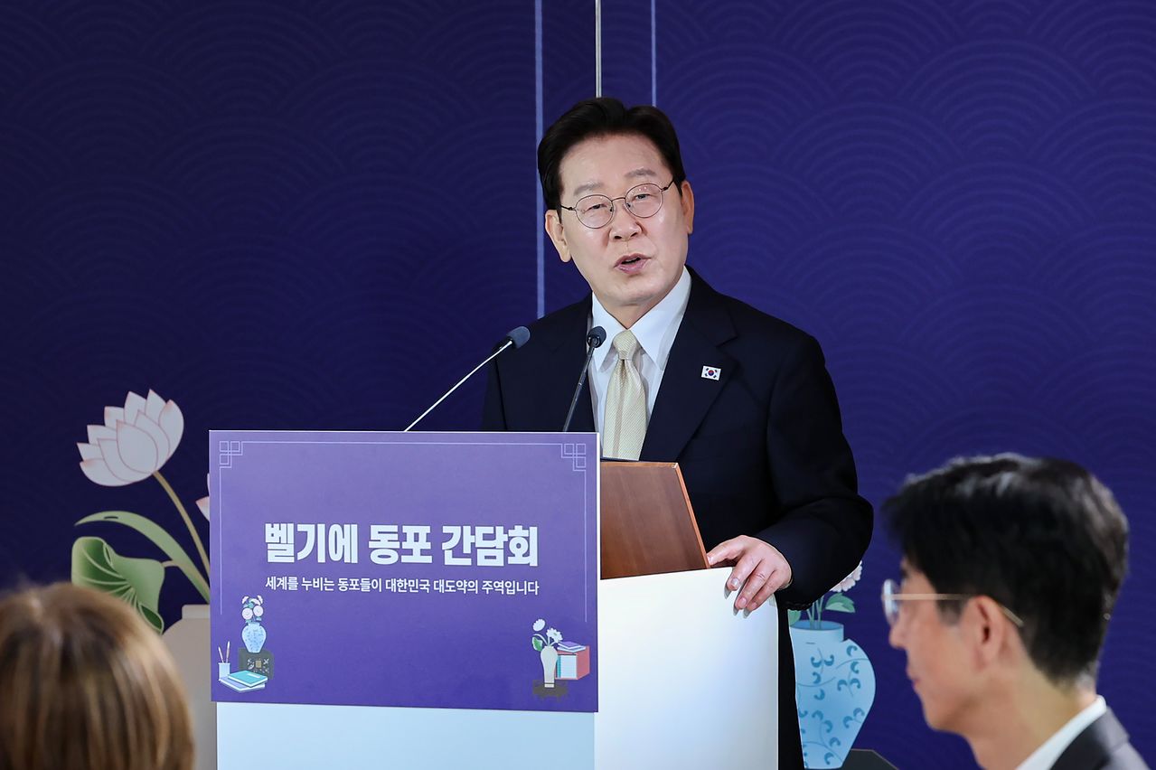 이재명 대통령이 9일(현지시간) 벨기에 브뤼셀의 한 호텔에서 열린 동포간담회에서 격려사를 하고 있다. 전민규 기자