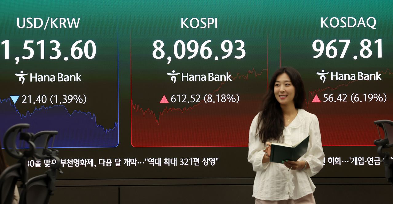 전날 ‘검은 월요일’ 충격을 딛고 9일 코스피가 8.18% 상승해 8000대를 회복했다. 사진은 이날 서울 중구 하나은행 딜링룸 전광판. [뉴시스]