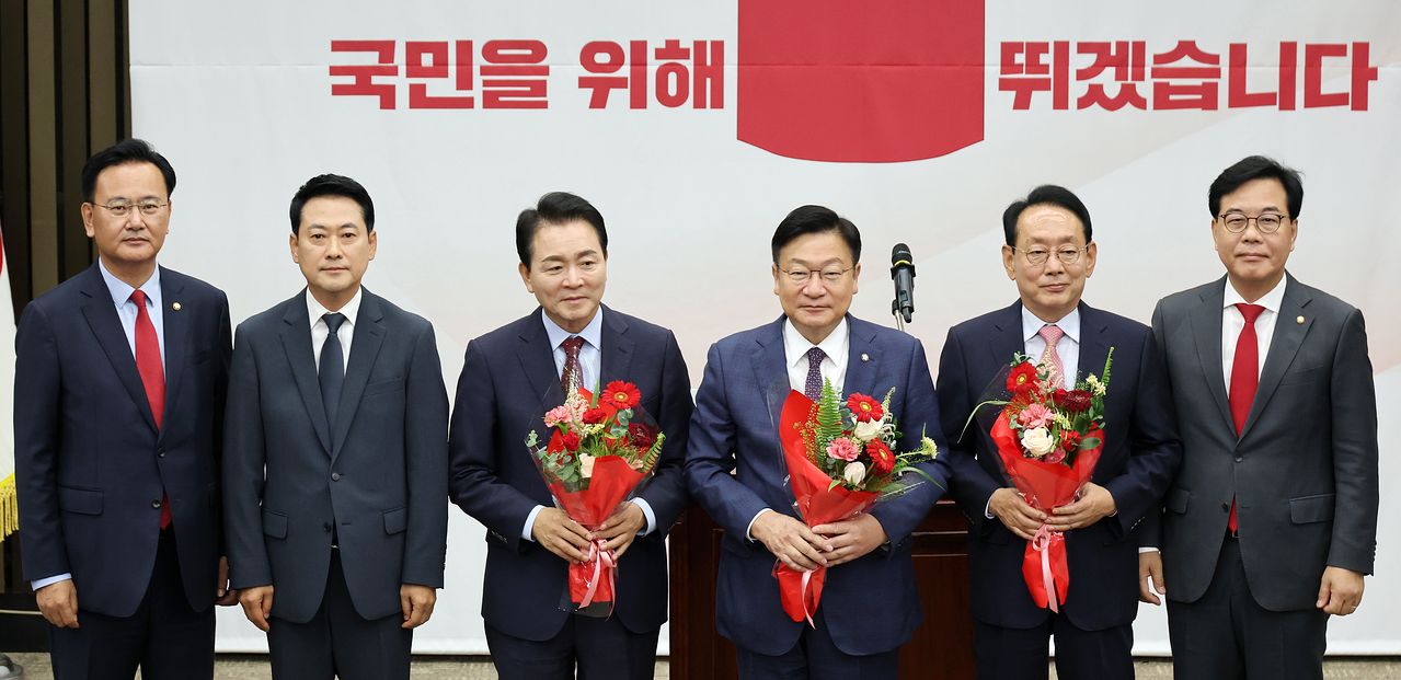 정점식 국민의힘 신임 원내대표(왼쪽에서 네번째)가 10일 서울 여의도 국회에서 열린 국민의힘 원내대표 선출 의원총회에서 기념 촬영을 하고 있다. 왼쪽부터 유상범 의원, 장동혁 대표, 성일종 의원, 정 원내대표, 김도읍 의원, 송언석 전 원내대표. 뉴스1