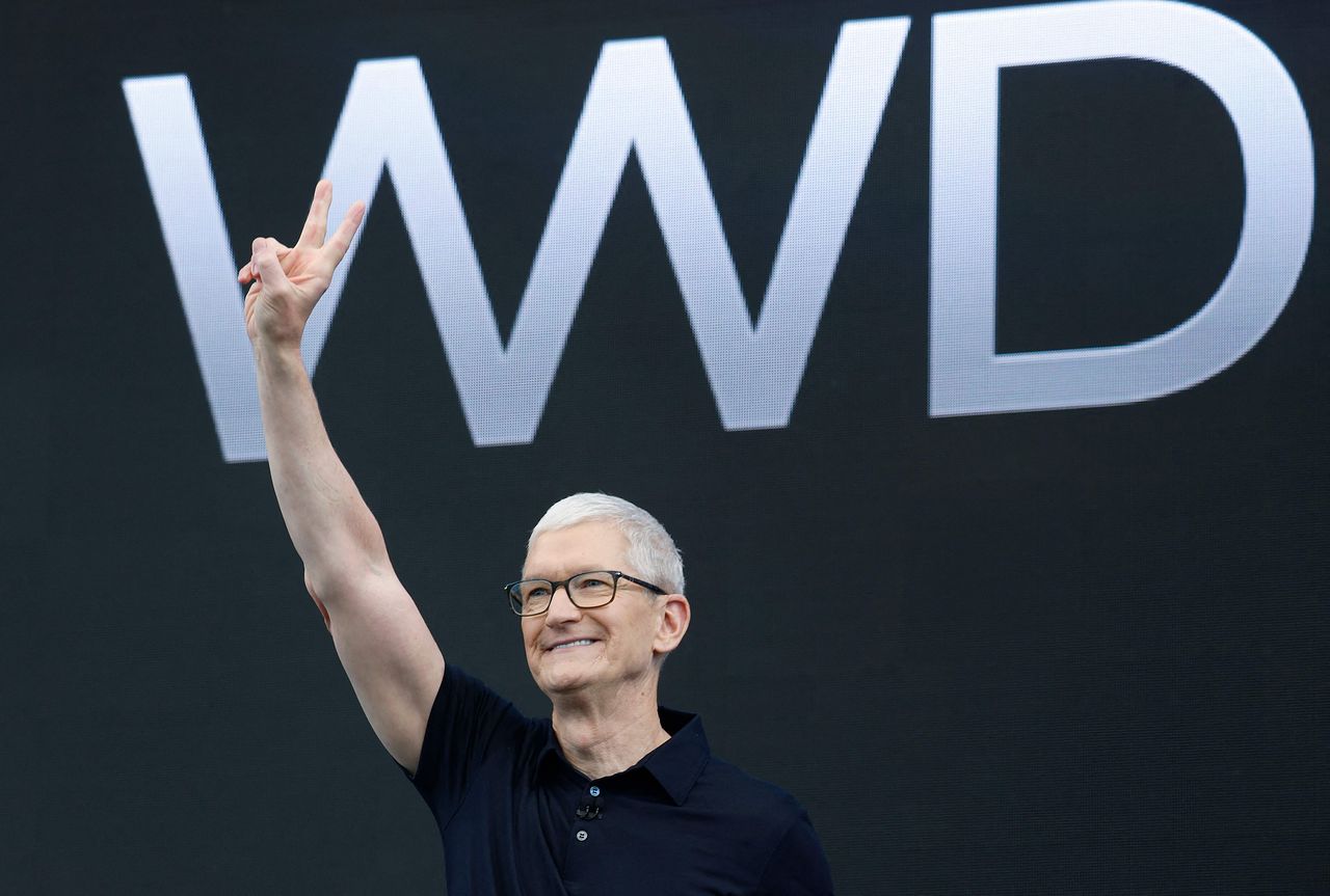 8일(현지시간) ‘WWDC 2026’ 기조 발표 무대에 오른 팀 쿡 애플 최고경영자. [AFP=연합뉴스]