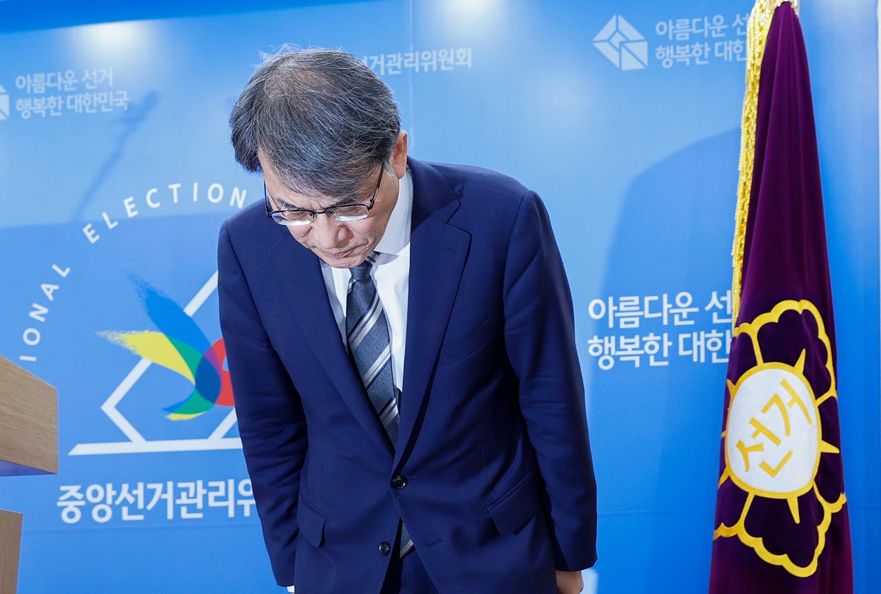 노태악 중앙선거관리위원장이 지난 5일 경기 과천시 중앙 선거관리위원회에서 6·3 지방선거 ‘투표지 부족 사태’에 대한 대국민 사과를 진행하고 있다. 김정훈 기자