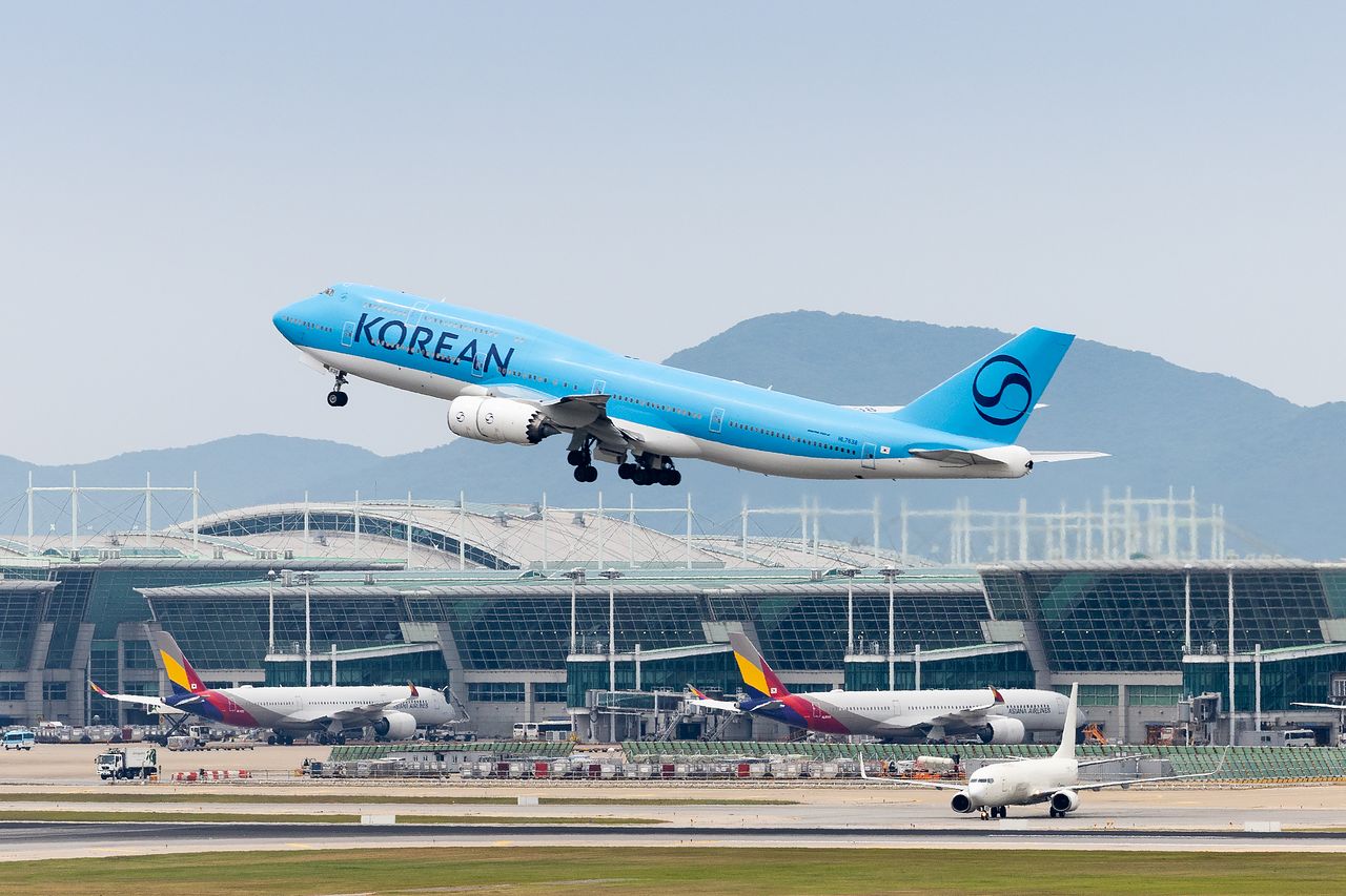 대한항공이 ‘통합 대한항공’ 출범을 앞두고 안전 역량을 강화하고 있다. 사진은 인천국제공항에서 대한항공 여객기가 출발하고 있는 모습. 사진 대한항공
