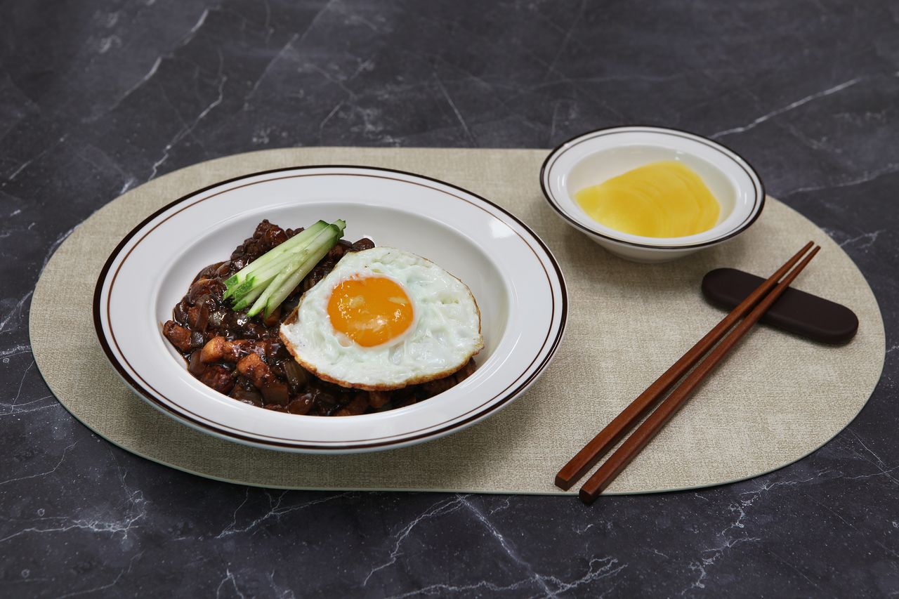 라드유와 한돈 삼겹살로 볶아낸 짜장 소스에 양파의 단맛이 어우러진 짜장면. 사진 송미성 