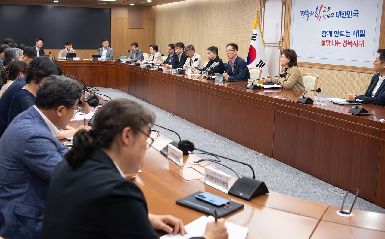 지난달 28일 경북도청에서 실·국·원장 간부회의가 열린 가운데 경북도와 일본 나라현 간의 교류 확대 방안에 대한 논의가 진행되고 있다. 사진 경북도