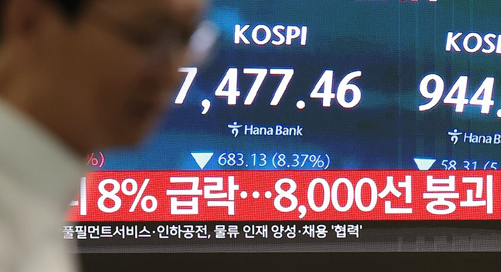 코스피 지수가 하락 출발한 지난 8일 서울 중구 하나은행 딜링룸 전광판에 장초반 시황이 나타나고 있다. 이날 코스피는 개장과 함께 8% 폭락해 8000선이 붕괴되며 서킷 브레이커가 발동됐다. 뉴스1