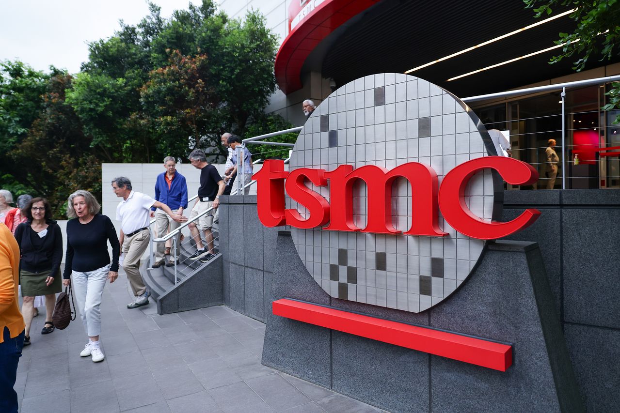 대만 신주 반도체 단지에 자리한 TSMC 본사 건물 앞을 직원들이 지나고 있다. TSMC는 인공지능 칩 수요에 힘입어 1분기 순이익이 예상치를 뛰어넘는 58% 증가를 기록했다. 최근 대만 당국은 미국과 무역 협상 카드의 일환으로 중국 기업에 전면적인 첨단 칩 수출 제한을 검토하고 있다고 블룸버그가 9일 소식통을 인용해 보도했다. EPA=연합뉴스