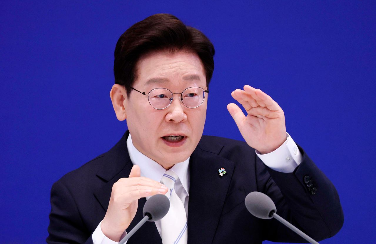 이재명 대통령이 지난 8일 청와대에서 열린 취임 1주년 기자회견에서 취재진의 질문에 답하고 있다. 청와대사진기자단