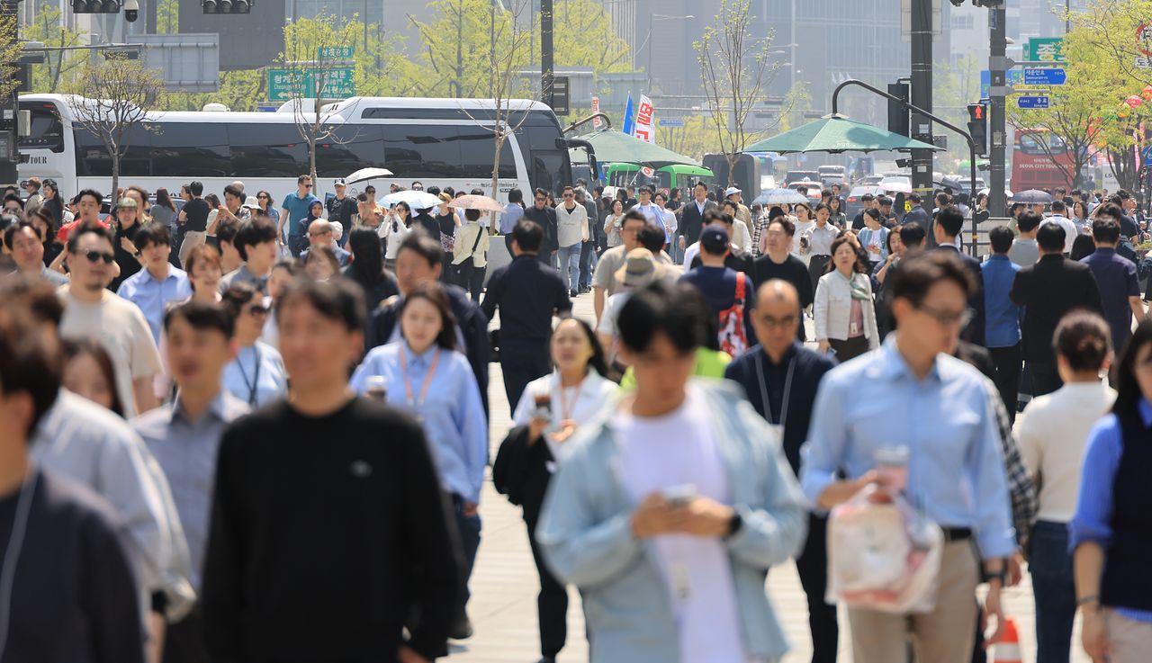 점심시간을 이용해 서울 광화문 광장으로 나온 주변 직장인들과 시민, 관광객들이 광장을 가득 채우고 있다. 연합뉴스