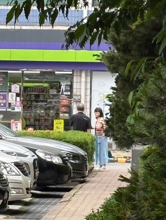 투자 리딩방 사기 피해자를 만나 돈을 받는 전달책(왼쪽). 고양경찰서 제공