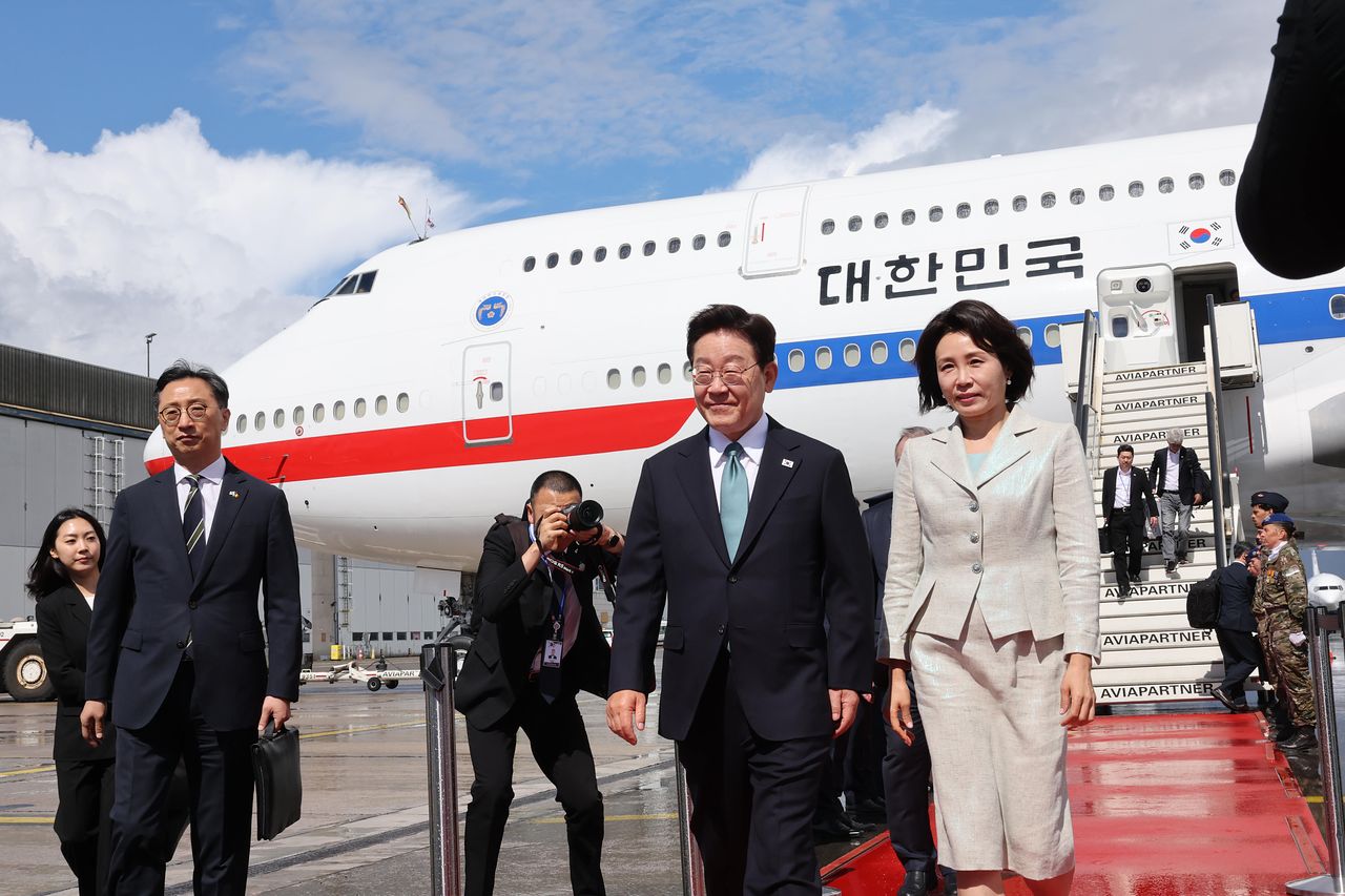G7 정상회의 참석을 계기로 유럽을 방문한 이재명 대통령과 김혜경 여사가 9일(현지시간) 벨기에 브뤼셀 멜스부르크 군공항에 도착, 공군 1호기에서 내려 차량으로 이동하고 있다. 전민규 기자
