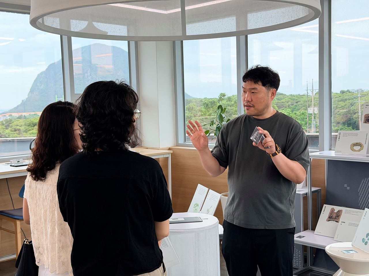 지난 1일 더사운드벙커. 이용원 대표가 여행객에게 지금 듣는 소리의 스토리를 설명하고 있다. 최충일 기자