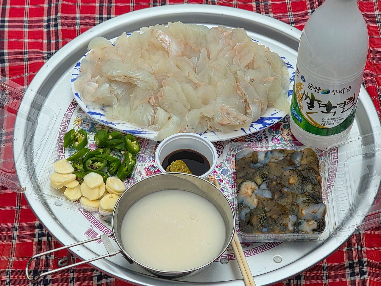 관리도 캠핑장 맛본 광어회. 캠핑장 슈퍼에서 자연산 회를 떠준다. 