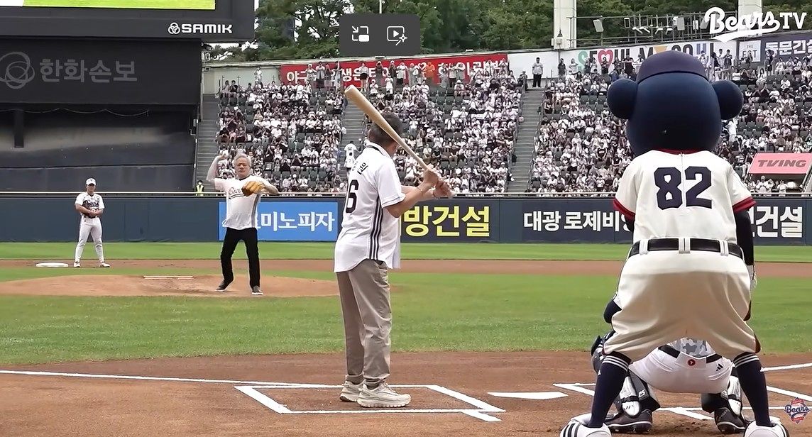 젠슨 황 엔비디아 최고경영자(CEO)가 지난 7일 두산 베어스와 키움 히어로즈 경기가 열린 잠실구장에서 시구를 했다. 사진 두산 베어스 유튜브 채널 캡처