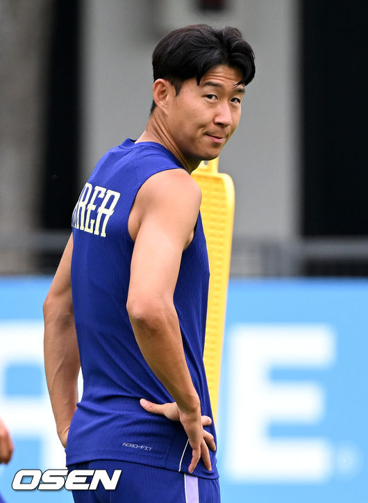 [OSEN=사포판(멕시코), 이대선 기자] 2026 북중미 월드컵에 참가하는 한국 축구국가대표팀이 9일(한국시각) 멕시코 과달라하라 인근 사포판의 치바스 베르데 바예에서 훈련을 진행했다.한국은 과달라하라에서 체코와 멕시코를 차례로 상대한 뒤 조별리그 마지막 경기를 치른다.손흥민이 훈련을 하고 있다. 2026.06.09 /sunday@osen.co.kr