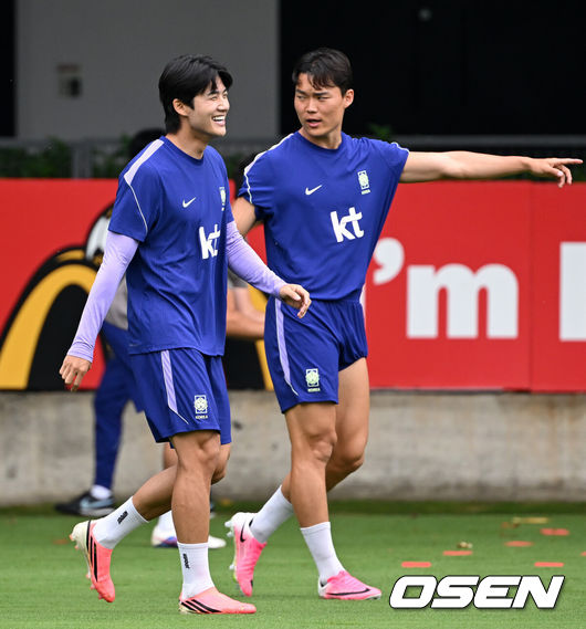 [OSEN=사포판(멕시코), 이대선 기자] 2026 북중미 월드컵에 참가하는 한국 축구국가대표팀이 9일(한국시각) 멕시코 과달라하라 인근 사포판의 치바스 베르데 바예에서 훈련을 진행했다.한국은 과달라하라에서 체코와 멕시코를 차례로 상대한 뒤 조별리그 마지막 경기를 치른다.설영우, 오현규가 훈련을 하고 있다. 2026.06.09 /sunday@osen.co.kr