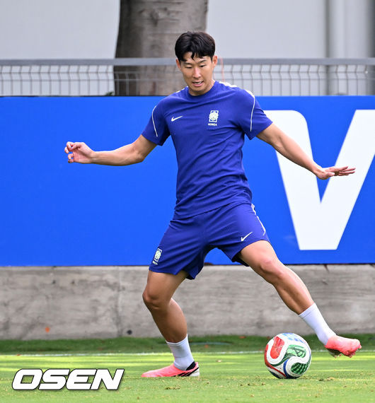 [OSEN=사포판(멕시코), 이대선 기자] 2026 북중미 월드컵에 참가하는 대한민국 축구국가대표팀이 11일(한국시각) 멕시코 과달라하라 인근 사포판의 치바스 베르데 바예에서 훈련을 진행했다.대한민국 월드컵대표팀은 오는 12일 오전 11시(한국시각) 체코와 2026년 북중미 월드컵 조별리그 A조 1차전을 펼친다.손흥민이 훈련을 하고 있다. 2026.06.11 /sunday@osen.co.kr