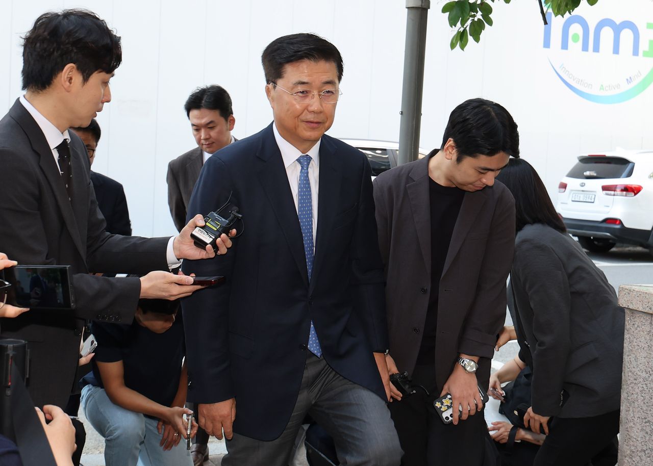 지난달 22일 홍장원 전 국가정보원 제1차장이 경기 과천시 2차 종합특별검사팀 사무실에 피의자 신분으로 출석하고 있다. 뉴시스