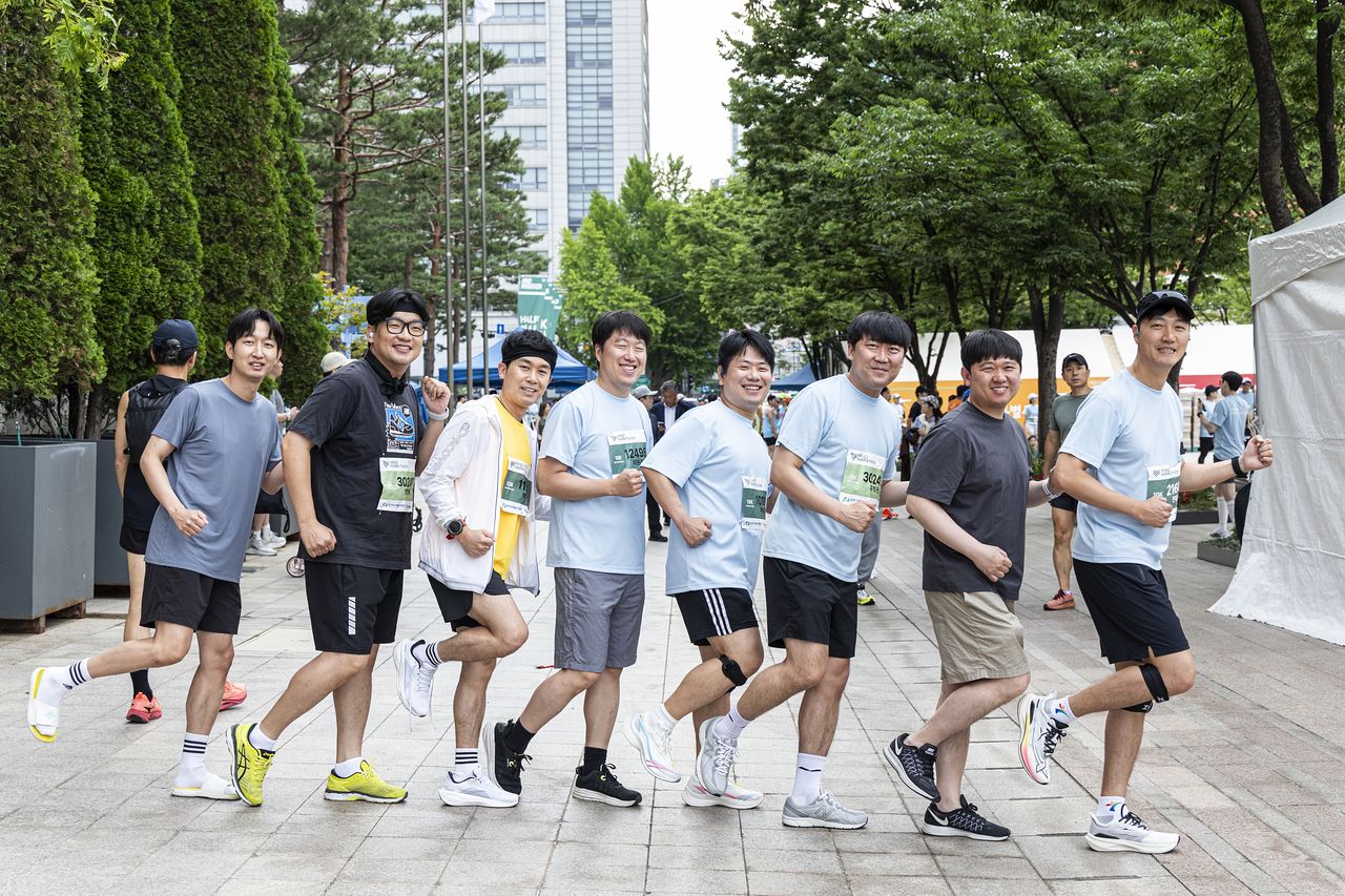  ‘아빠 육아 크루’ 8명. 김종연 기자