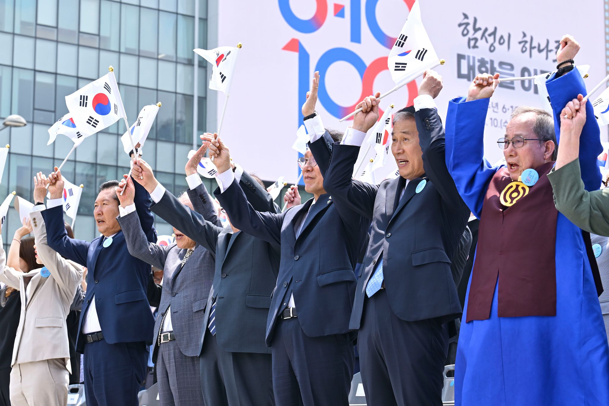 10일 서울 종로구 광화문광장에서 열린 제100주년 6·10 만세운동 기념식에서 김민석(오른쪽 세 번째) 국무총리와 정청래(왼쪽 두 번째) 더불어민주당 대표 등 참석자들이 만세삼창을 하고 있다.