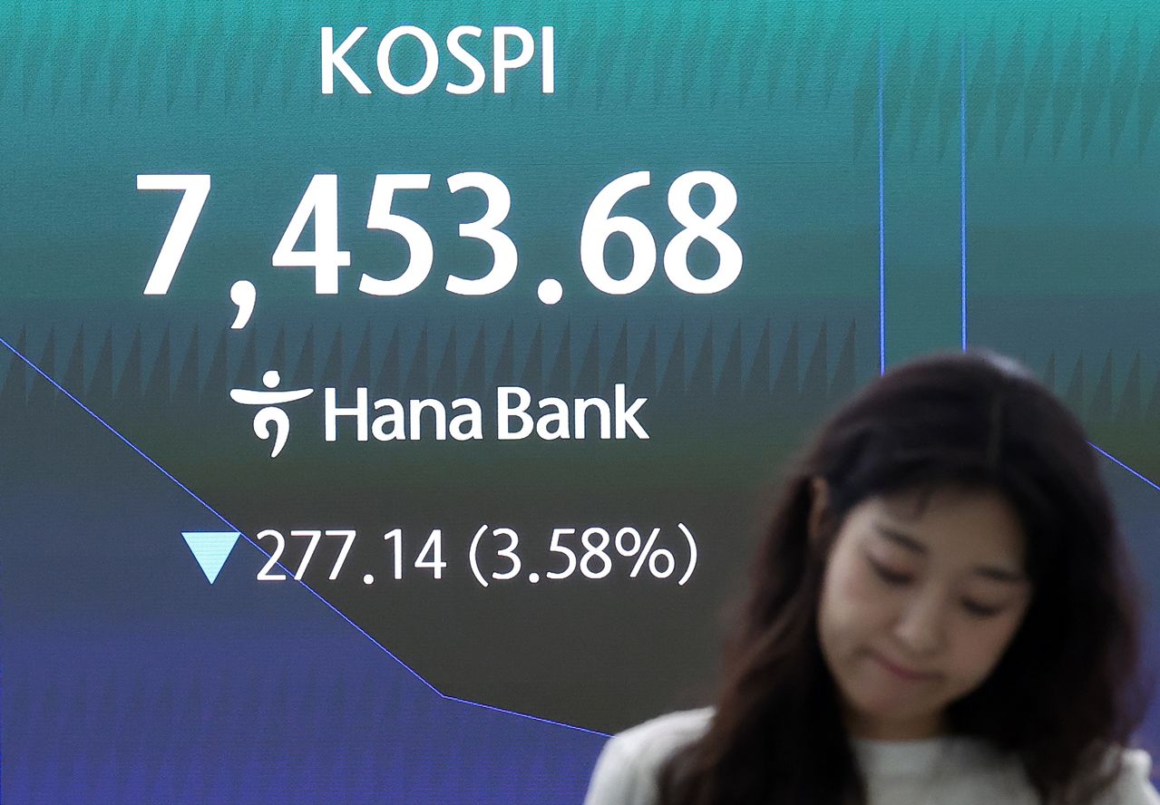11일 서울 중구 하나은행 본점 딜링룸 전광판에 개장 시황이 나오고 있다. 뉴스1