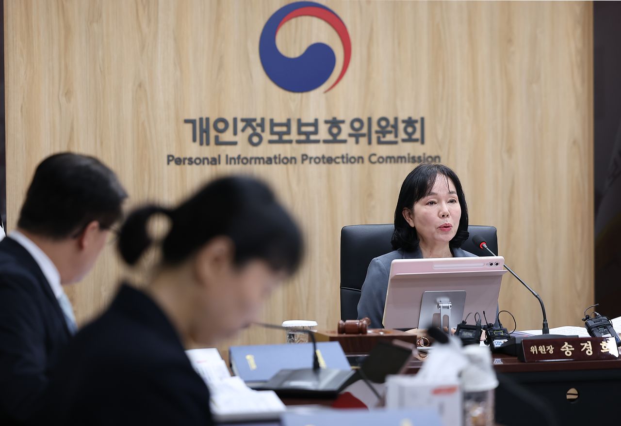 송경희 개인정보보호위원회위원장이 10일 서울 종로구 정부서울청사에서 열린 전체회의에서 발언하고 있다. [연합뉴스]