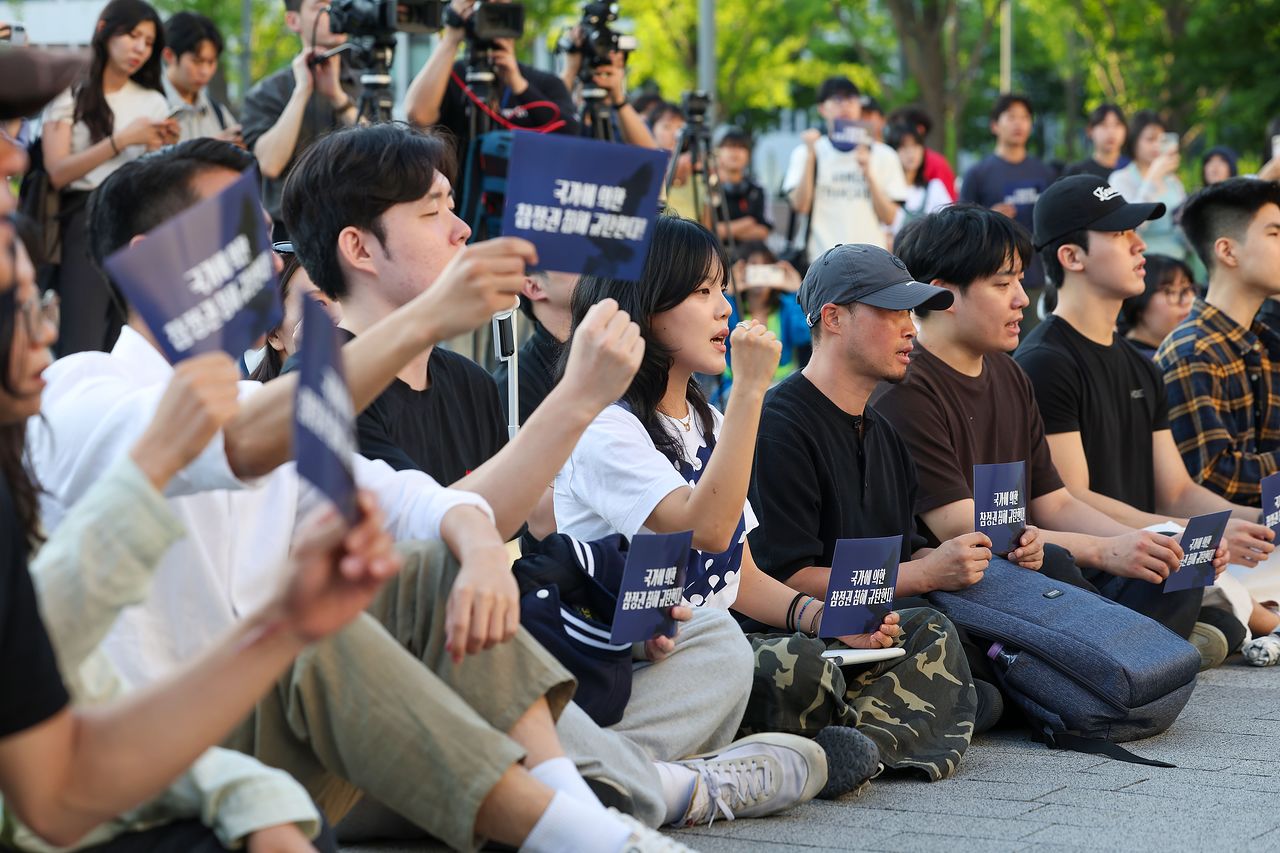 10일 오후 서울 서대문구 연세대학교 학생회관 앞에서 총학생회 학생들이 제9회 전국동시지방선거 투표용지 부족 사태 관련 시국선언을 하고 있다. 우상조 기자