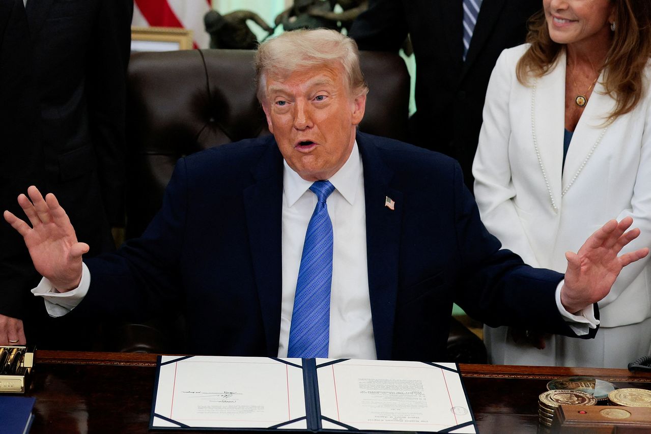 도널드 트럼프 미국 대통령이 10일(현지시간) 백악관에서 ‘미국 안보법(Secure America Act)’에 서명한 뒤 기자들과 이란 전쟁에 대한 대화를 나누고 있다. 로이터=연합뉴스