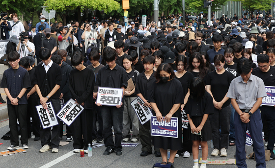 지난 2023년 서울 서이초등학교 교사의 49재 추모일인 9월 4일 오후 서울 여의도 국회 앞에서 열린 추모 집회에서 참가자들이 고인을 추모하며 묵념하고 있다. [사진 연합뉴스]