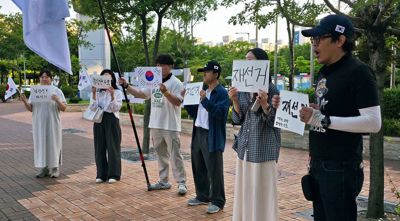 11일 오후 대전시 서구 대전선관위 앞에서 청년들이 '재선거'를 요구하며 시위하고 있다. 김성태 객원기자
