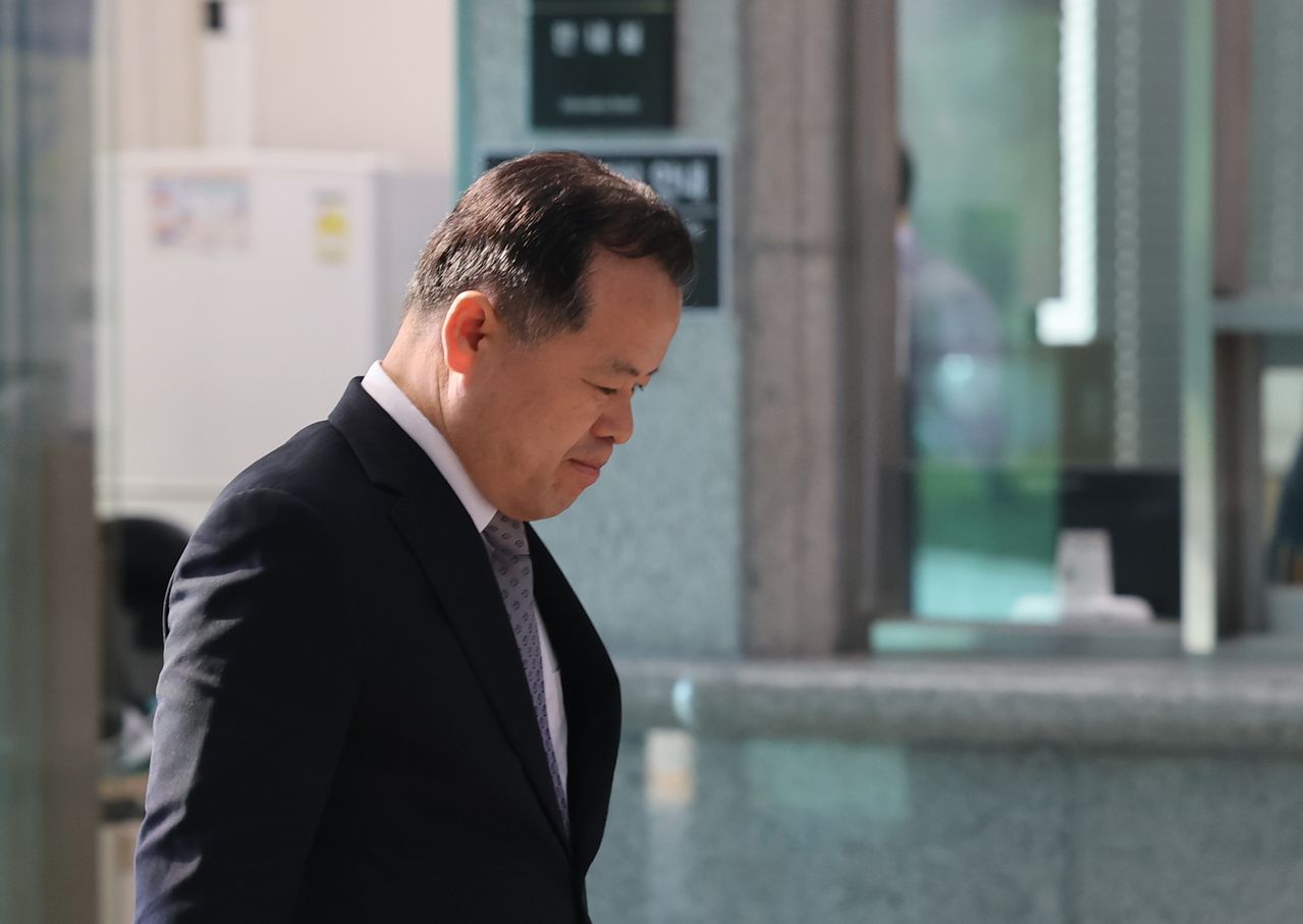 위철환 중앙선거관리위원장 직무대행이 11일 검경 합동수사본부 등의 6ㆍ3 지방선거 투표지 부족사태 관련 압수수색이 진행되는 가운데 경기 과천시 중앙선거관리위원회로 들어가고 있다. 연합뉴스