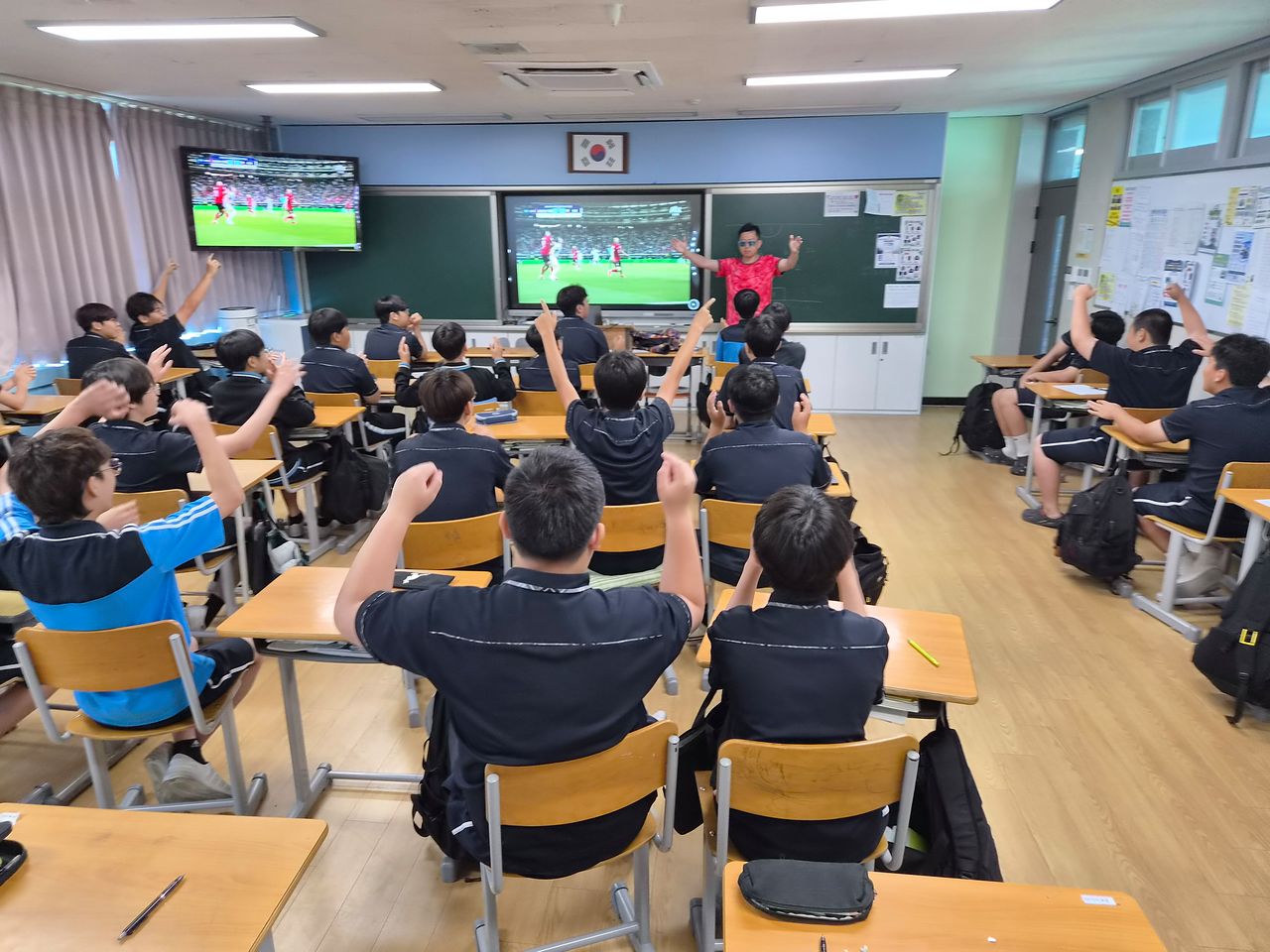 12일 오전 인천 인하부중 학생들이 박세민 교사의 구호에 맞춰 대한민국을 외치고 있다. 변민철 기자