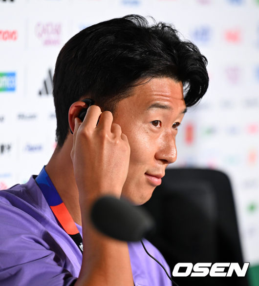 [OSEN=과달라하라(멕시코), 이대선 기자] 11일(한국시각) 멕시코 멕시코 과달라하라의 에스타디오 과달라하라에서 대한민국 축구국가대표팀 공식 기자회견이 진행됐다.대한민국 월드컵대표팀은 오는 12일 오전 11시(한국시각) 체코와 2026년 북중미 월드컵 조별리그 A조 1차전을 펼친다.손흥민이 취재진의 질문에 답을 하고 있다. 2026.06.11 /sunday@osen.co.kr