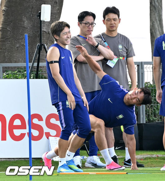 [OSEN=사포판(멕시코), 이대선 기자] 2026 북중미 월드컵에 참가하는 대한민국 축구국가대표팀이 11일(한국시각) 멕시코 과달라하라 인근 사포판의 치바스 베르데 바예에서 훈련을 진행했다.대한민국 월드컵대표팀은 오는 12일 오전 11시(한국시각) 체코와 2026년 북중미 월드컵 조별리그 A조 1차전을 펼친다.이강인이 훈련 중 환하게 웃고 있다. 2026.06.11 /sunday@osen.co.kr