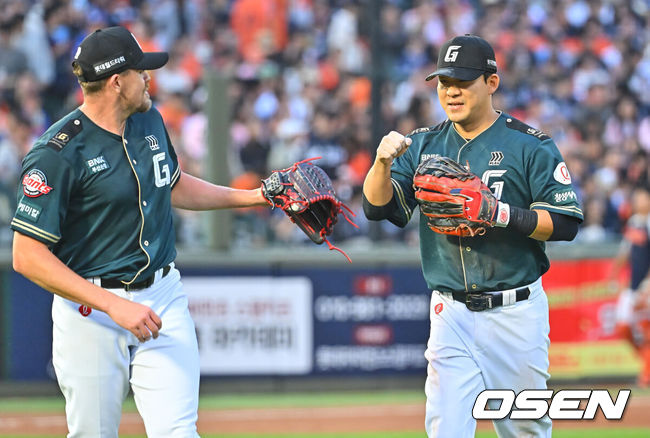 [OSEN=부산, 이석우 기자] 롯데 자이언츠 비슬리, 김민성  / foto0307@osen.co.kr
