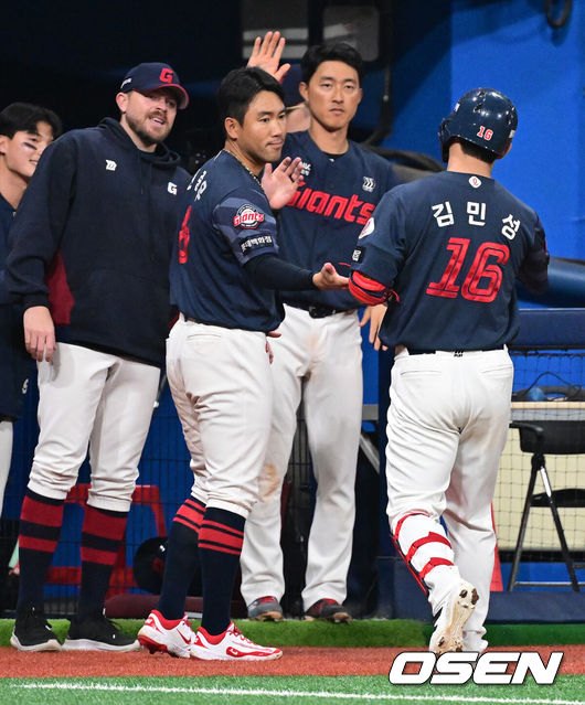 [OSEN=고척, 지형준 기자] 11일 서울 고척스카이돔에서 ‘2026 신한은행 SOL Bank KBO리그’ 키움 히어로즈와 롯데 자이언츠의 경기가 열렸다.이날 키움은 와일스, 롯데는 비슬리를 선발투수로 내세웠다.9회초 1사 2,3루에서 롯데 김민성이 유격수 땅볼 동점 타점을 올리며 동료선수들과 기뻐하고 있다. 2026.04.11/ jpnews@osen.co.kr