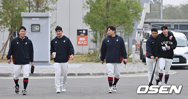 [OSEN=타이난(대만) , 이석우 기자] 프로야구 롯데 자이언츠가 31일(한국시간) 대만 타이난 아시아-태평양 국제야구센터에 스프링캠프를 차리고 구슬땀을 흘렸다.김태형 감독 등코치진과 투수20명,포수5명,내야수9명,외야수7명 등 총41명의 선수단이 1월 20일까지 1차 캠프에서 체력 강화와 기술 훈련을 치른 뒤 21일부터 3월 5일까지 일본 미야자키로 옮겨 2차 캠프에서 구춘리그에 참가해 실전 감각을 점검한다.롯데 전준우, 김민성, 유강남, 한동희, 손성빈이 훈련장으로 이동하고 있다. 2026.01.31 / foto0307@osen.co.kr
