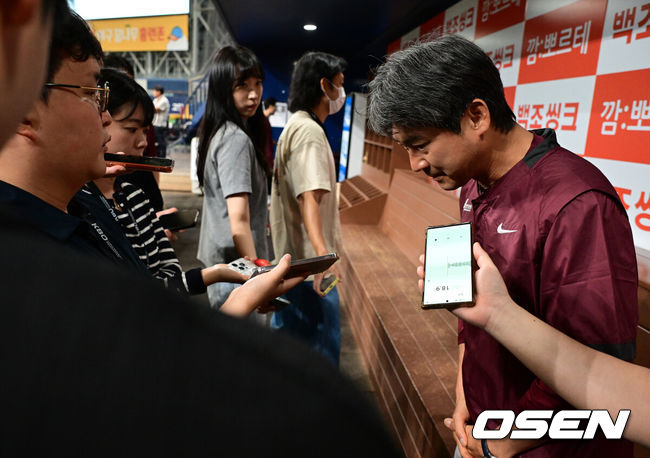 [OSEN=고척, 지형준 기자] 12일 오후 서울 고척스카이돔에서 2026 신한 SOL KBO리그 키움 히어로즈와 한화 이글스의 경기가 열렸다.2연패에 빠진 키움은 안우진, 3연승으로 4위 사수를 노리는 한화는 윌켈 에르난데스를 선발로 내세웠다.경기에 앞서 키움 설종진 감독이 이용규 플레잉코치의 음주운전 사고 관련 사과를 전하고 있다. 2026.06.12/ jpnews@osen.co.kr