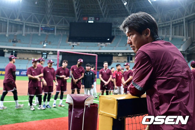 [OSEN=고척, 지형준 기자] 12일 오후 서울 고척스카이돔에서 2026 신한 SOL KBO리그 키움 히어로즈와 한화 이글스의 경기가 열렸다.2연패에 빠진 키움은 안우진, 3연승으로 4위 사수를 노리는 한화는 윌켈 에르난데스를 선발로 내세웠다.경기에 앞서 키움 설종진 감독이 훈련을 준비하고 있다. 2026.06.12/ jpnews@osen.co.kr