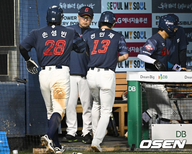 [OSEN=잠실, 조은정 기자]12일 서울 잠실야구장에서 2026 신한 SOL KBO리그 LG 트윈스와 SSG 랜더스의 경기가 열렸다.4연승을 노리는 LG는 톨허스트, 꼴찌 추락 위기에 놓인 롯데는 로드리게스를 선발로 내세웠다.6회초 2사 만루에서 롯데 김태형 감독이 황성빈의 싹쓸이 3타점 2루타에 득점을 올린 손성빈, 전민재, 장두성을 맞이하고 있다. 2026.06.12 /cej@osen.co.kr