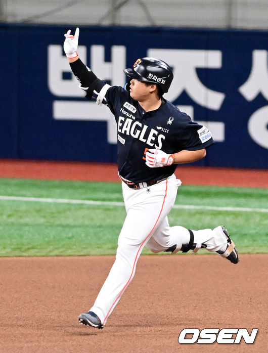[OSEN=고척, 지형준 기자] 12일 오후 서울 고척스카이돔에서 2026 신한 SOL KBO리그 키움 히어로즈와 한화 이글스의 경기가 열렸다.2연패에 빠진 키움은 안우진, 3연승으로 4위 사수를 노리는 한화는 윌켈 에르난데스를 선발로 내세웠다.4회초 무사에서 한화 강백호가 선제 우중간 솔로포를 날리며 그라운드를 돌고 있다. 2026.06.12/ jpnews@osen.co.kr