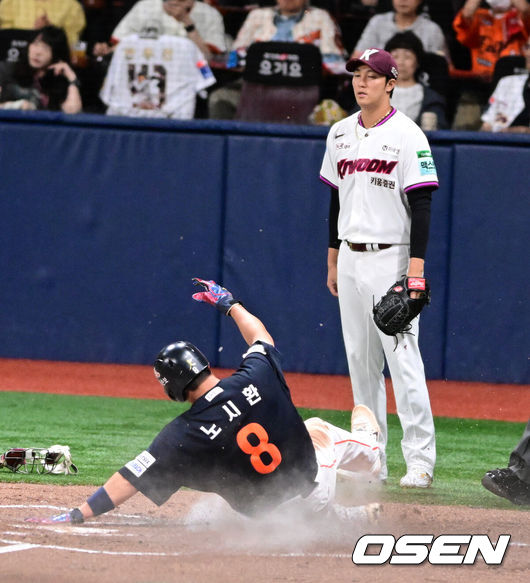 [OSEN=고척, 지형준 기자] 12일 오후 서울 고척스카이돔에서 2026 신한 SOL KBO리그 키움 히어로즈와 한화 이글스의 경기가 열렸다.2연패에 빠진 키움은 안우진, 3연승으로 4위 사수를 노리는 한화는 윌켈 에르난데스를 선발로 내세웠다.4회초 1사 1,3루에서 한화 노시환이 이도윤의 희생플라이에 홈에서 세이프되고 있다. 아쉬워하는 키움 안우진. 2026.06.12/ jpnews@osen.co.kr