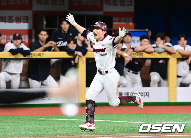 [OSEN=고척, 지형준 기자] 프로야구 키움 히어로즈가 한화 이글스 상대로 짜릿한 끝내기 승리를 거두고 연패를 끊었다.설종진 감독이 이끄는 키움은 12일 서울 잠실구장에서 열린 2026 신한 SOL KBO리그 키움과의 원정경기에서 4-3으로 승리했다.이날 2연패를 끊은 키움은 시즌 전적 24승40패1무를 만들었다. 반면 2연승이 끊긴 한화는 32승29패1무가 됐다.9회말 2사 1,2루에서 키움 서건창이 끝내기 안타를 날리며 기뻐하고 있다. 2026.06.12/ jpnews@osen.co.kr