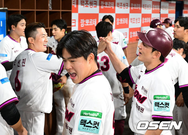 [OSEN=고척, 지형준 기자] 프로야구 키움 히어로즈가 한화 이글스 상대로 짜릿한 끝내기 승리를 거두고 연패를 끊었다.설종진 감독이 이끄는 키움은 12일 서울 잠실구장에서 열린 2026 신한 SOL KBO리그 키움과의 원정경기에서 4-3으로 승리했다.이날 2연패를 끊은 키움은 시즌 전적 24승40패1무를 만들었다. 반면 2연승이 끊긴 한화는 32승29패1무가 됐다.9회말 2사 1,2루에서 키움 서건창이 끝내기 안타를 날리며 동료선수들과 기뻐하고 있다. 2026.06.12/ jpnews@osen.co.kr