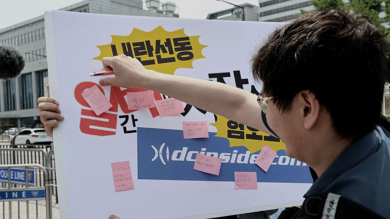 2025년 6월 서울 용산 대통령실 앞에서 열린 '일베 폐쇄 서명 11만 대통령실 전달 기자회견'에서 참석자가 일베 폐쇄를 촉구하는 메모를 붙이고 있다. 뉴스1
